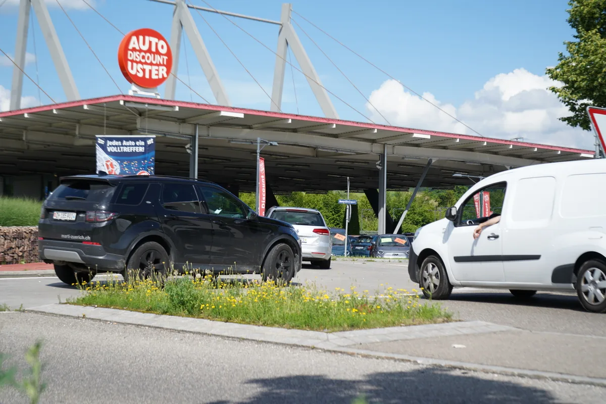 Autos fahren in einem Kreisel.